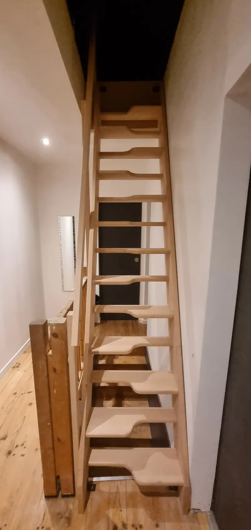 L’escalier en bois à pas décalés (Aménagement de combles, Mériel)