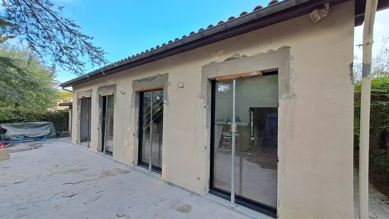 La façade et ses baies vitrées (Agrandissement, Bordeaux)