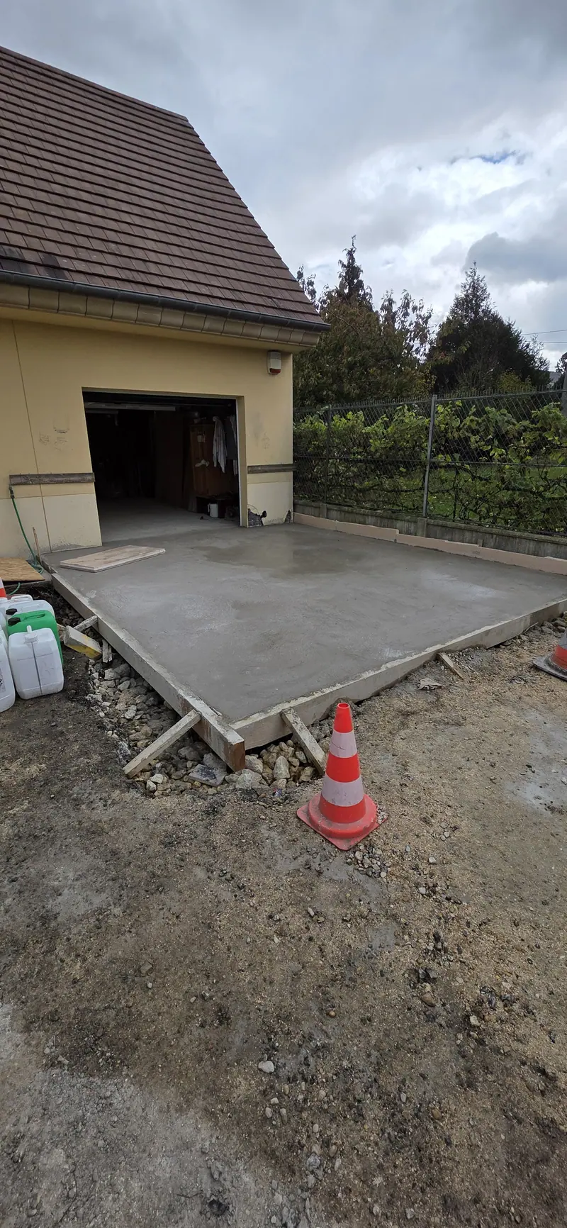 Dalle terminée devant le garage (Agrandissement clé en main, Bessancourt)