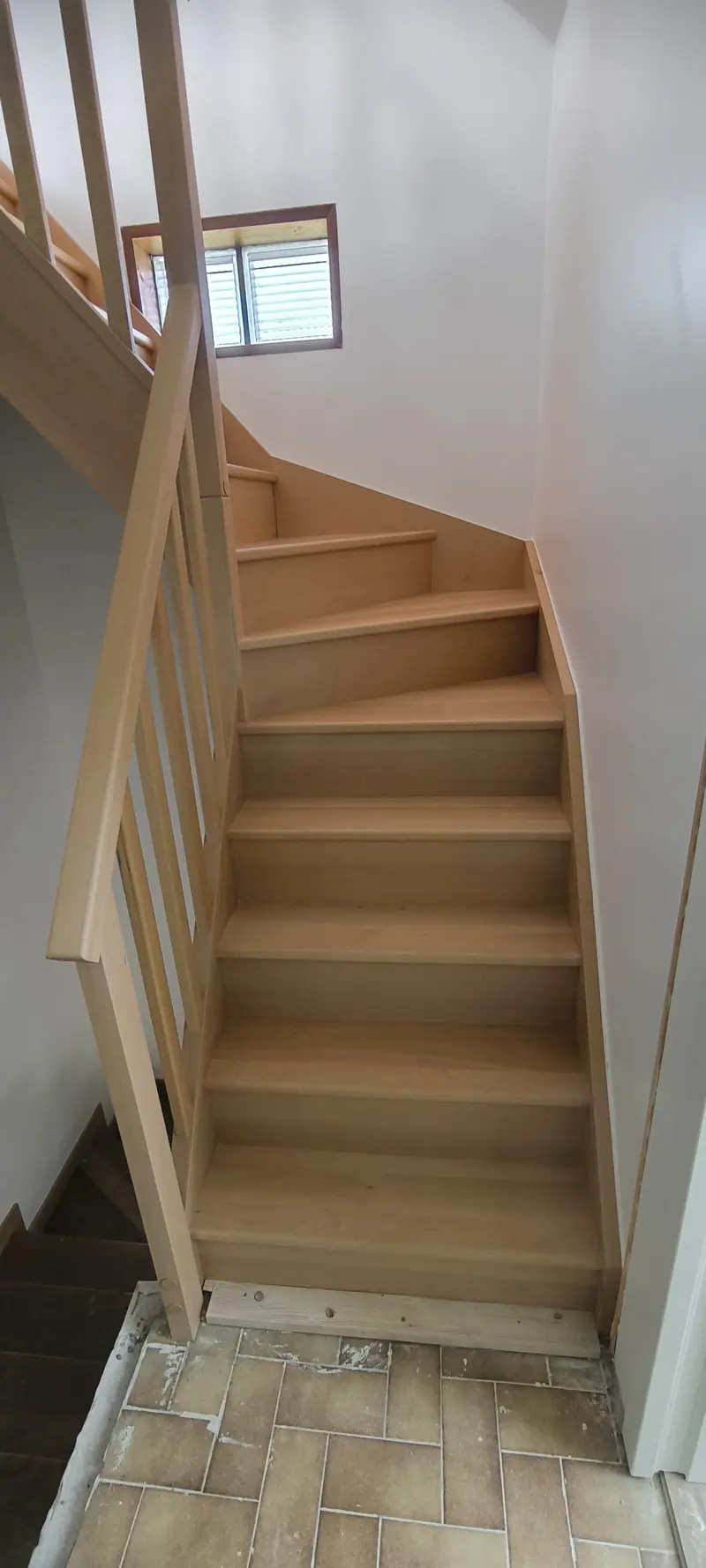 Le nouvel escalier en bois (Aménagement de combles, Herblay)