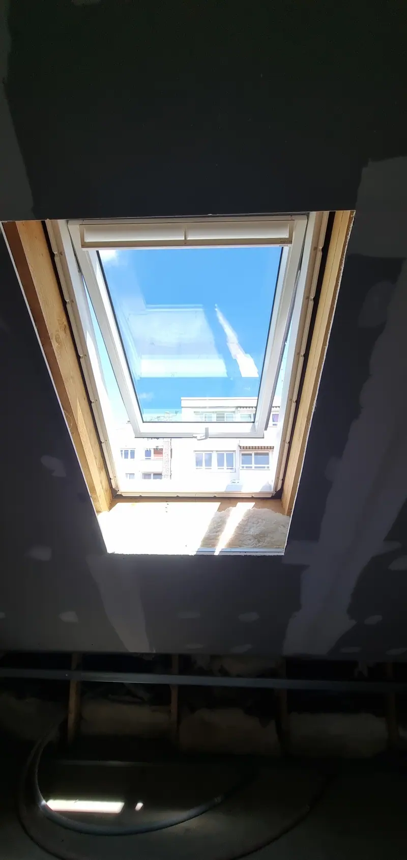 Une fenêtre de toit posée (Aménagement de combles, Sartrouville)