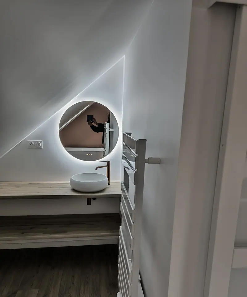 Meuble vasque et miroir rétroéclairé (Aménagement de combles, Sartrouville)