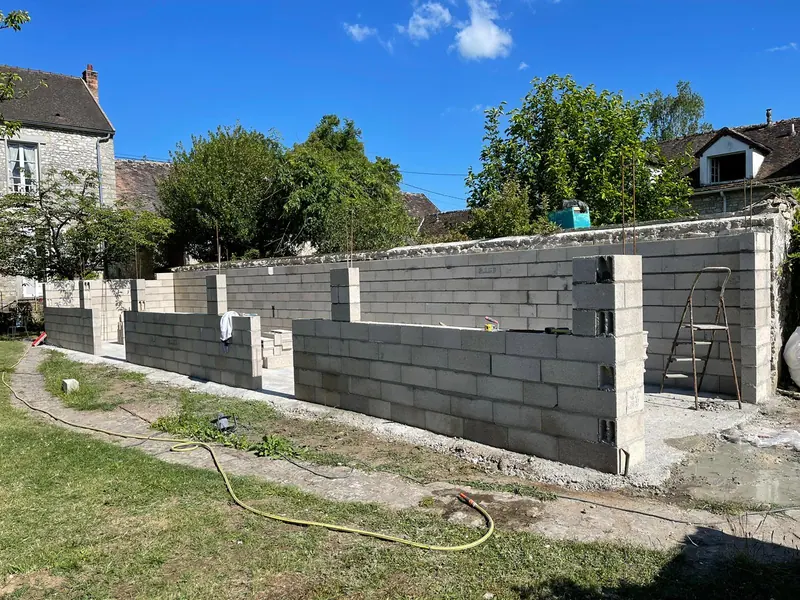 Les murs en blocs béton (Construction d’un atelier, Fontainebleau)