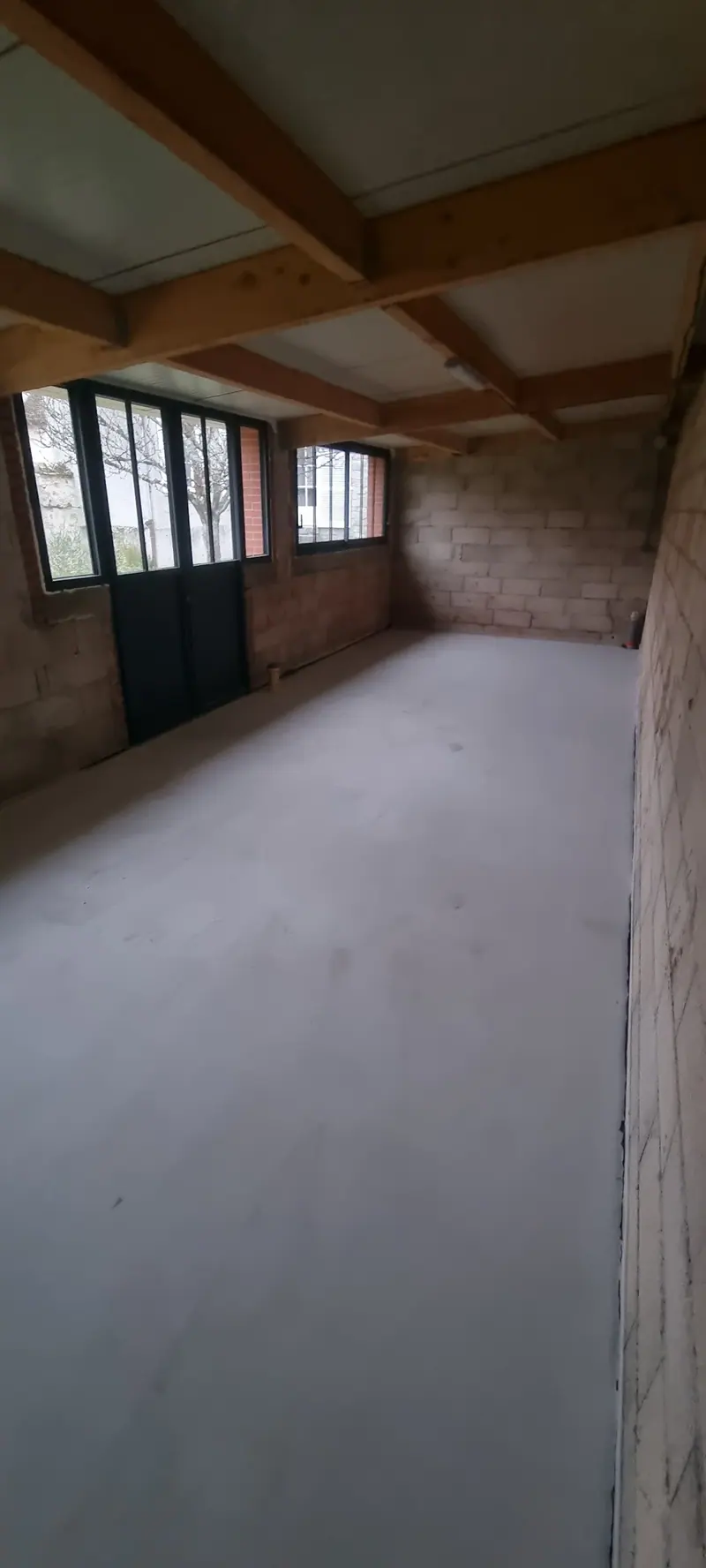 L’intérieur, sous les poutres apparentes (Construction d’un atelier, Fontainebleau)
