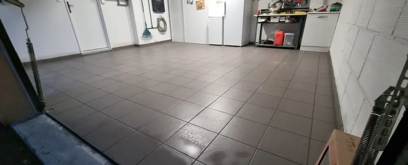 Le sol vu depuis la porte (Carrelage d’un garage, Margency)
