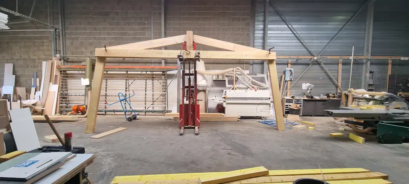 Une ferme assemblée à blanc en atelier (Charpente en bois, Suresnes)