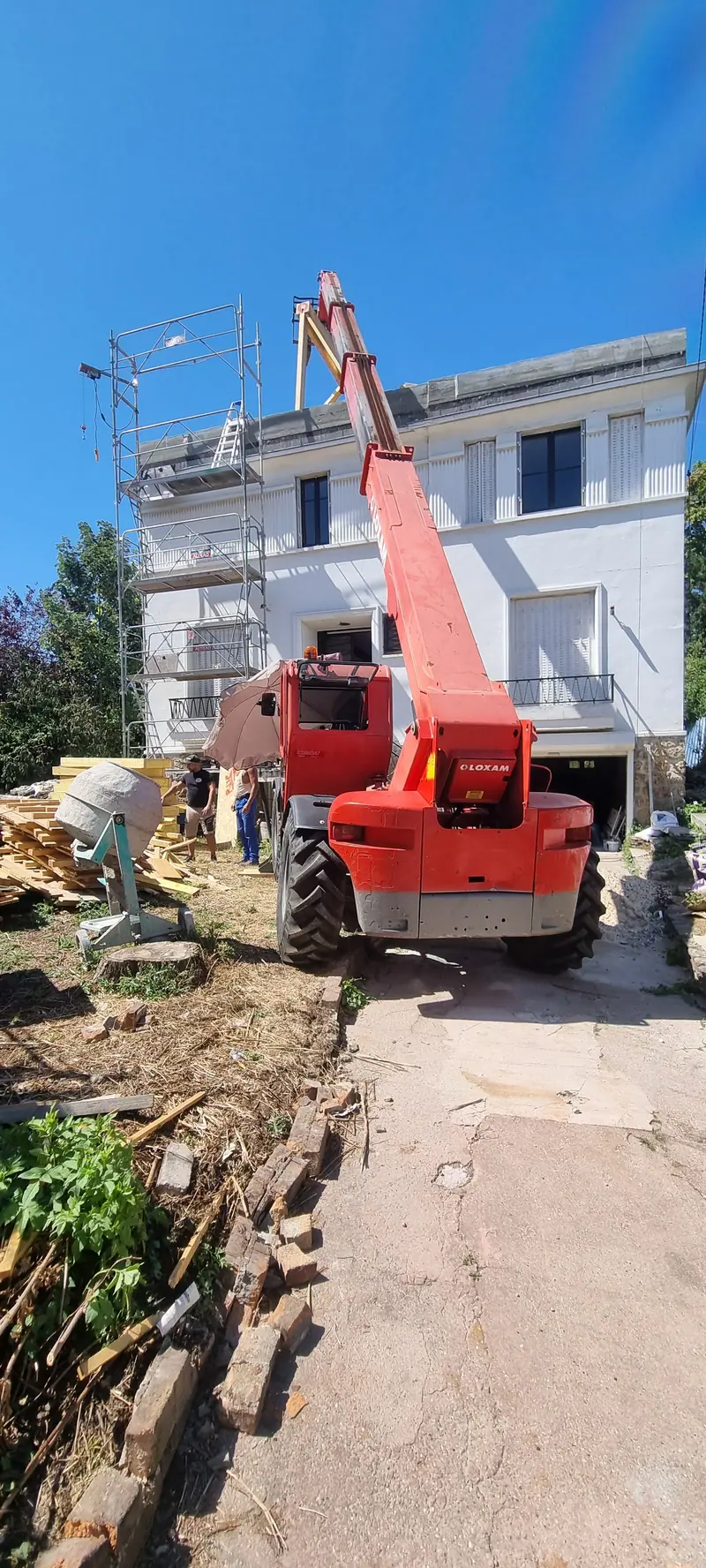 Le chariot télescopique sur le chantier (Charpente en bois, Suresnes)