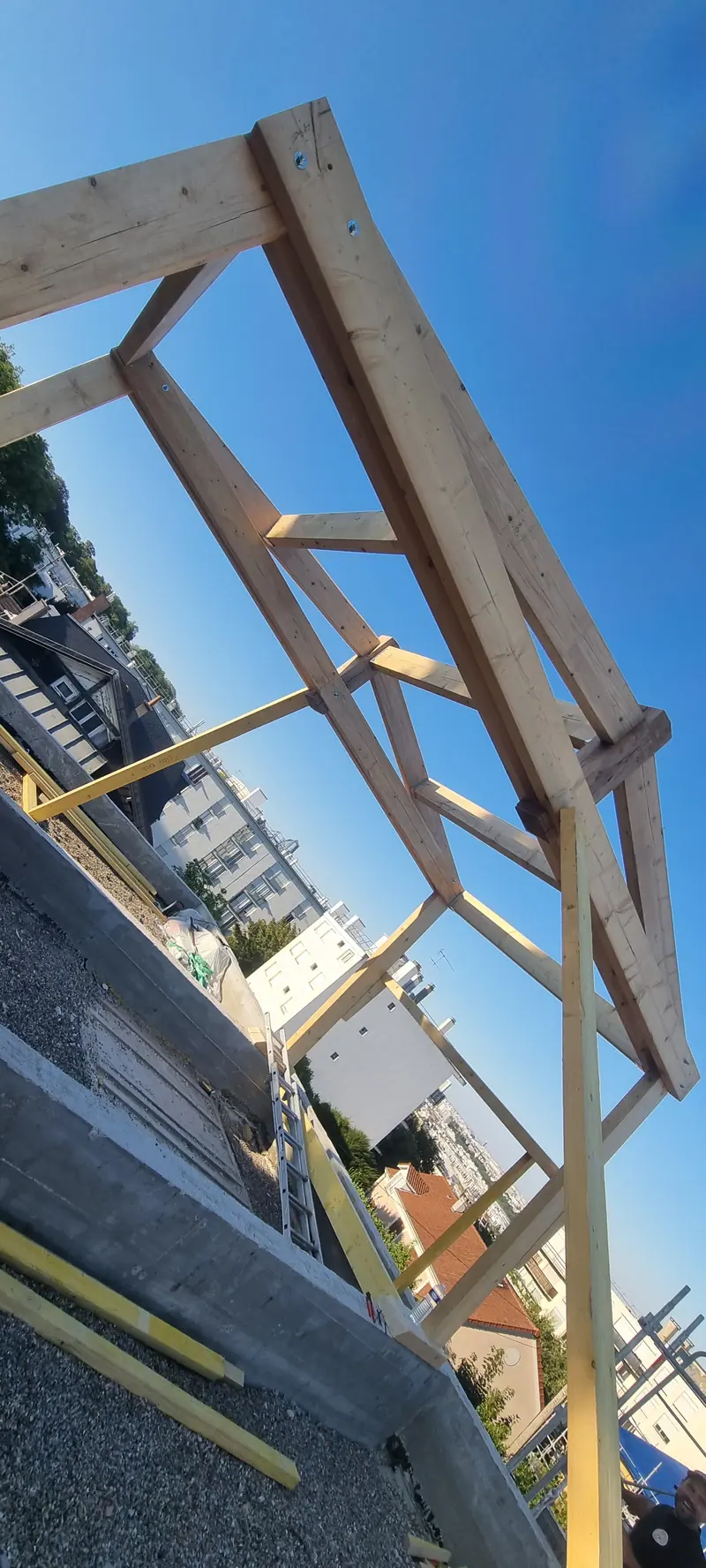 Pose des premières pièces (Charpente en bois, Suresnes)