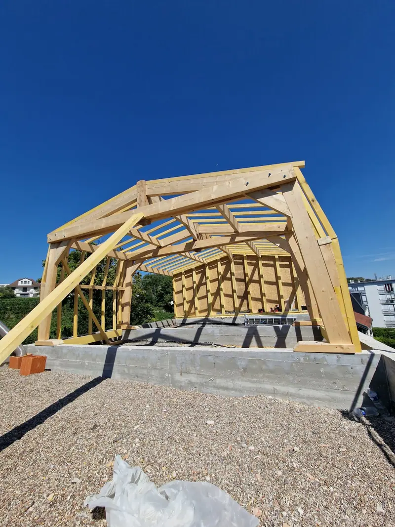 La charpente vue du chantier (Charpente en bois, Suresnes)