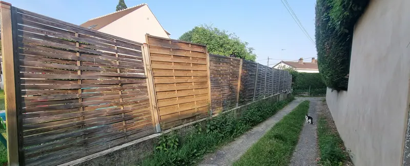 L’ancienne clôture en bois (Remplacement de clôture, Villiers-Adam)