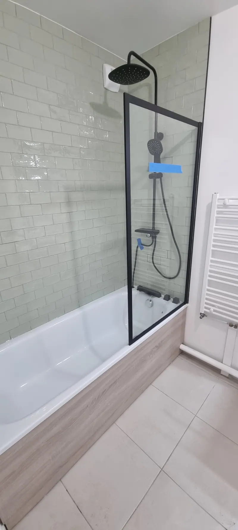 Baignoire et pare-bain à cadre noir (Salle de bain, crédence et verrière, Saint-Leu-la-Forêt)