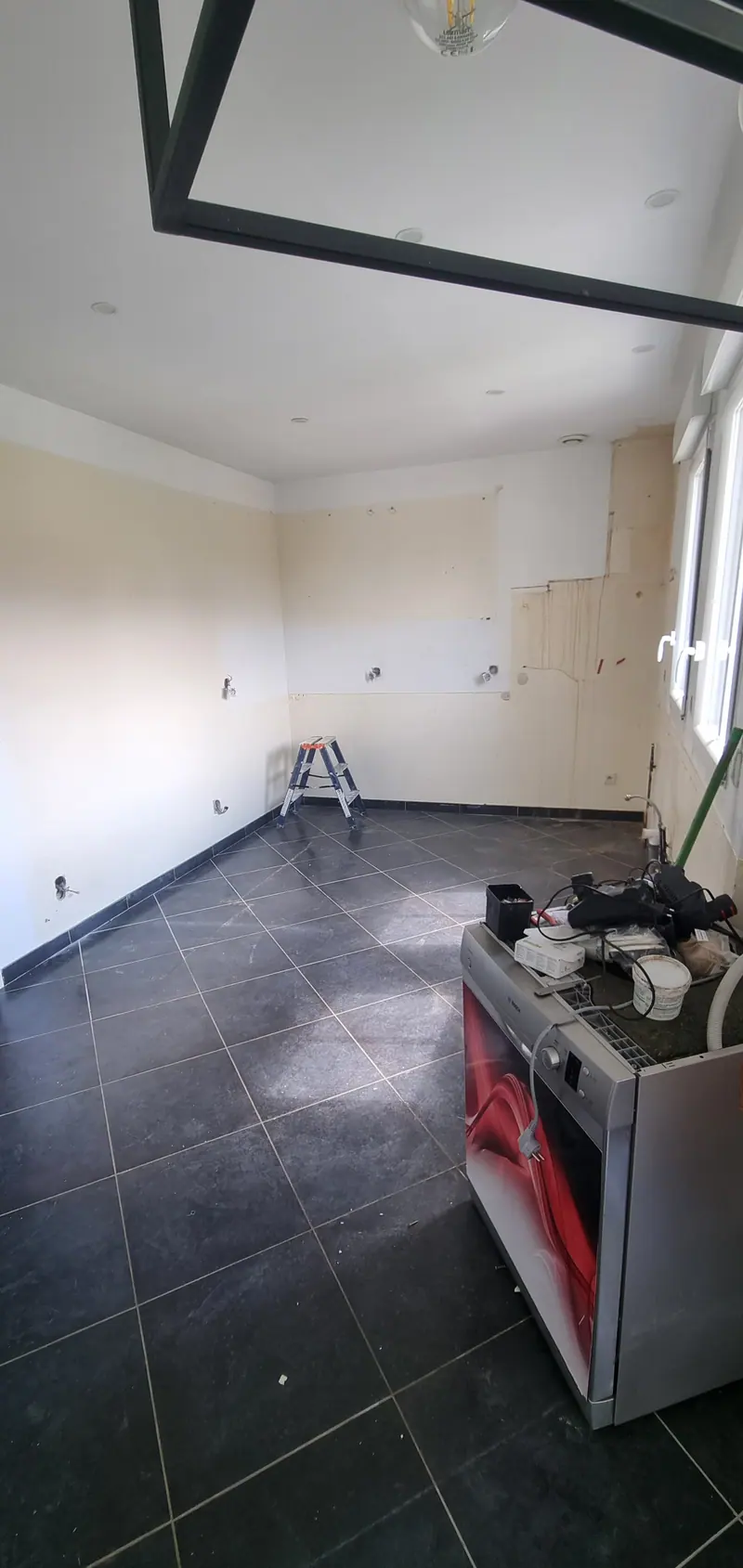 La pièce après dépose (Cuisine noire et plan de travail en bois, Villiers-Adam)
