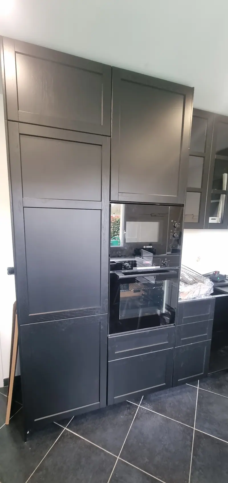 Pose des colonnes (Cuisine noire et plan de travail en bois, Villiers-Adam)