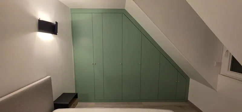 Les façades vert sauge sous la pente (Dressing sur mesure, Pontoise)