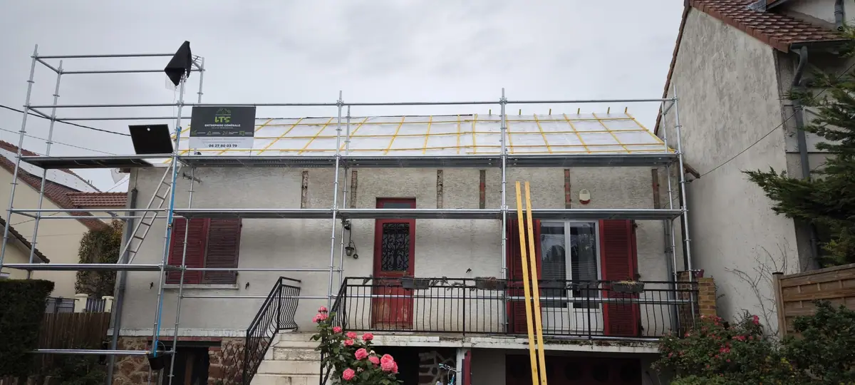 Toiture déposée, maison bâchée sous échafaudage (Extension et aménagement intérieur, Eaubonne)