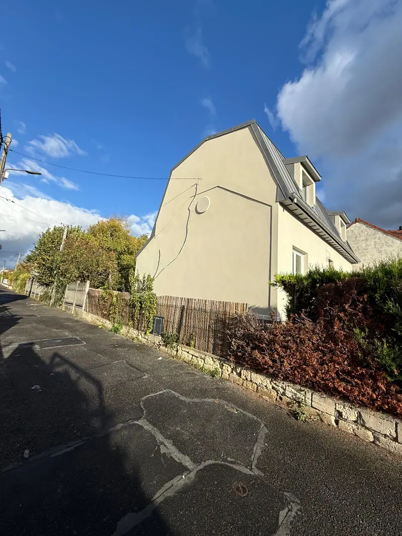 Le pignon enduit, côté rue (Extension et aménagement intérieur, Eaubonne)
