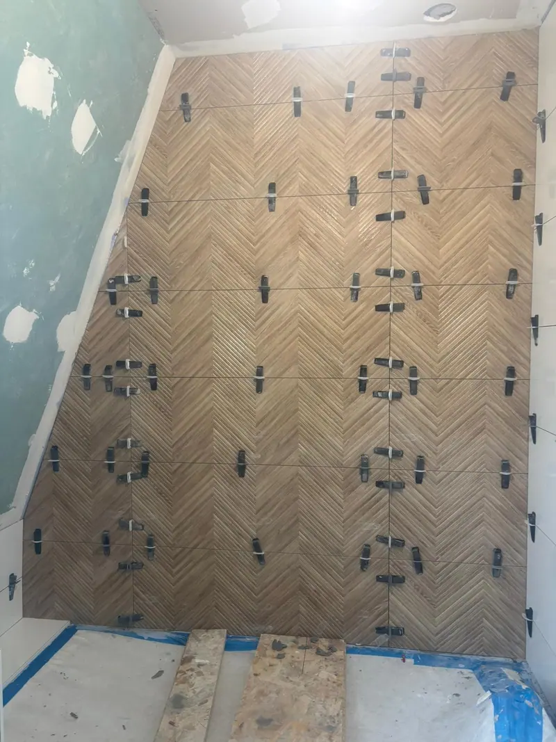 Pose de la faïence en chevrons (Extension et aménagement intérieur, Eaubonne)