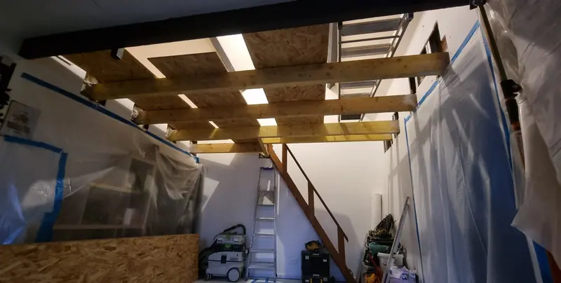 Le solivage de la mezzanine (Mezzanine et escalier, L’Isle-Adam)