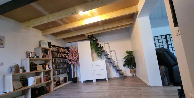 La pièce sous la mezzanine terminée (Mezzanine et escalier, L’Isle-Adam)