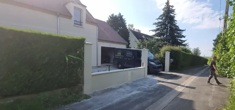 Le muret enduit, vu de la rue (Mur de clôture et piliers, Villiers-Adam)