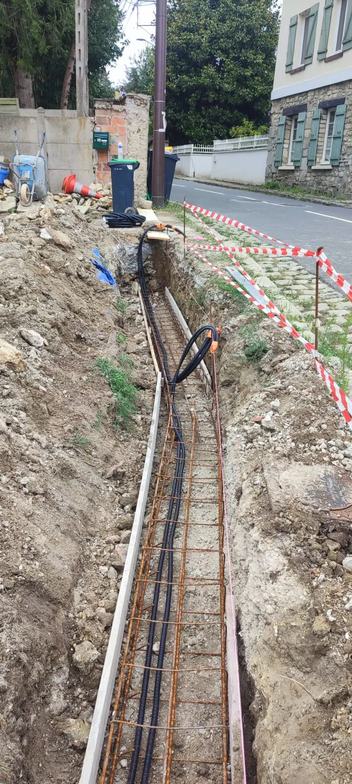 La tranchée et le ferraillage des fondations (Mur de clôture en pierre, Villiers-Adam)
