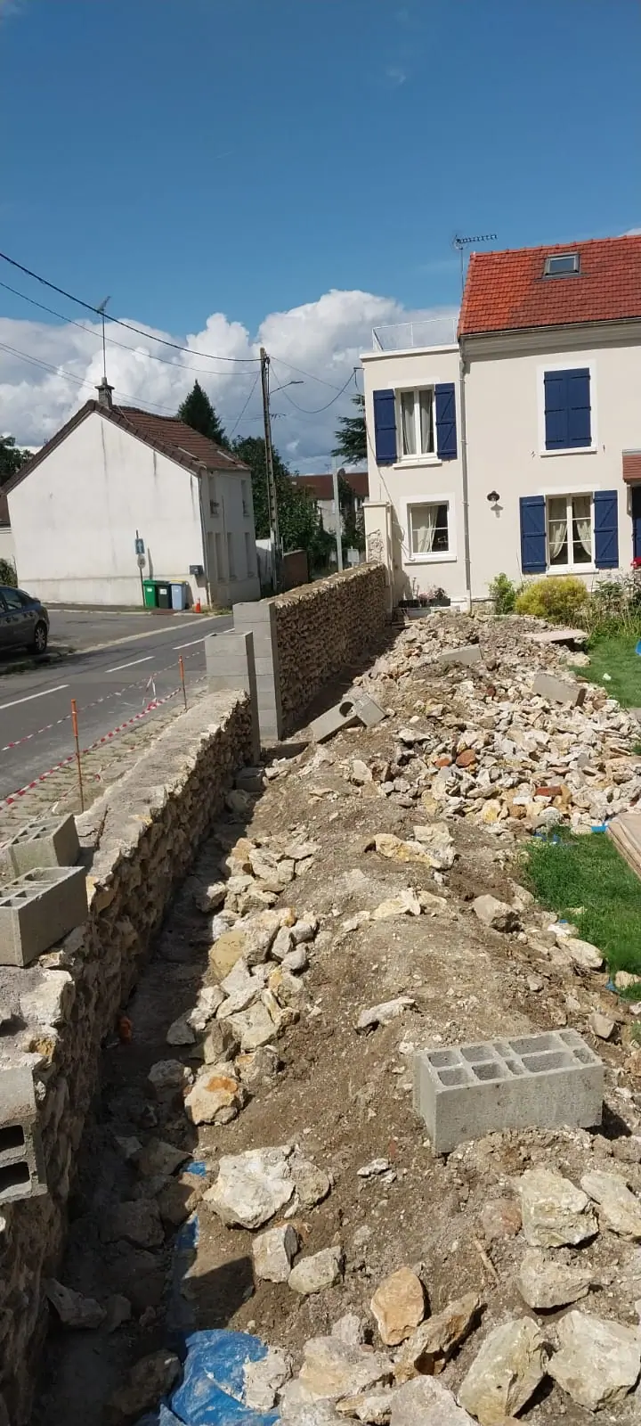 Le mur en cours de montage (Mur de clôture en pierre, Villiers-Adam)