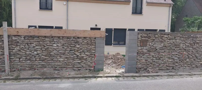 Moellons et piliers en blocs (Mur de clôture en pierre, Villiers-Adam)