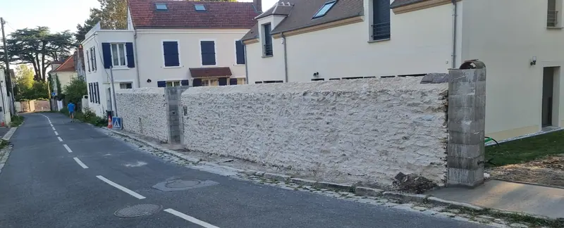 Le mur monté le long de la rue (Mur de clôture en pierre, Villiers-Adam)