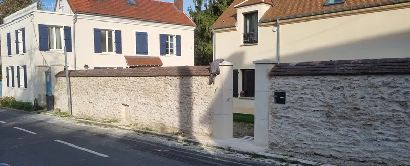 Le mur terminé et son entrée (Mur de clôture en pierre, Villiers-Adam)