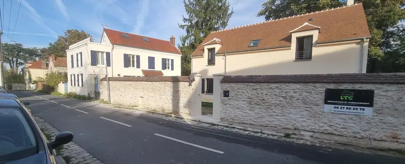 Le mur le long de la rue (Mur de clôture en pierre, Villiers-Adam)