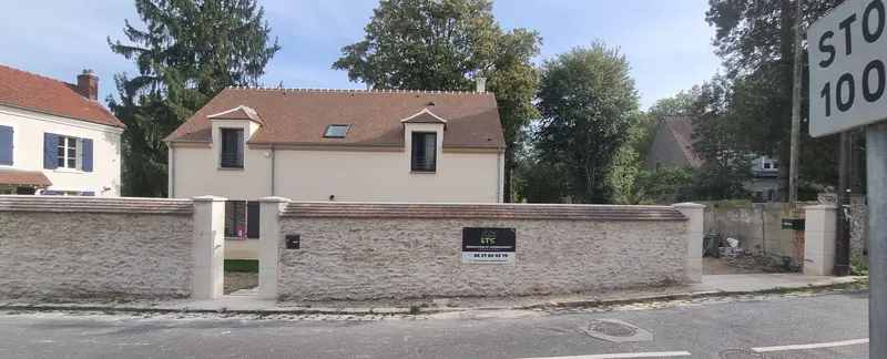 Vue d’ensemble depuis la route (Mur de clôture en pierre, Villiers-Adam)