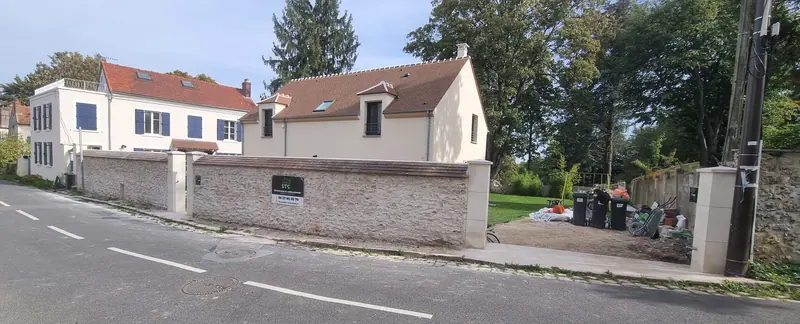 Le mur et la maison (Mur de clôture en pierre, Villiers-Adam)