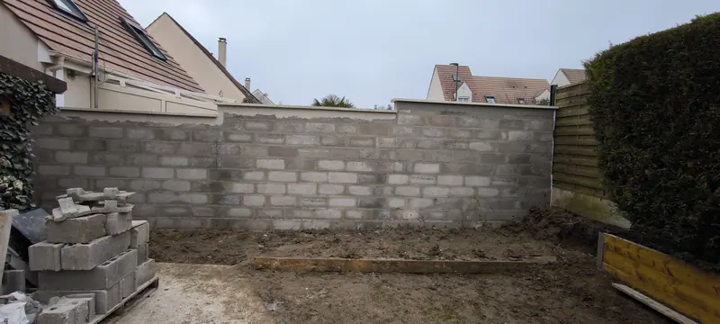 Le mur monté en blocs béton (Mur de clôture et terrasse, Saint-Brice-sous-Forêt)
