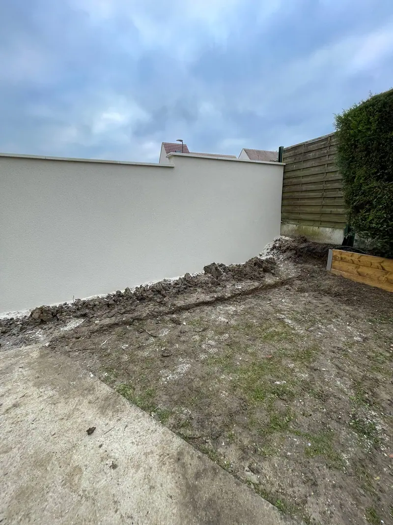 Le mur enduit (Mur de clôture et terrasse, Saint-Brice-sous-Forêt)