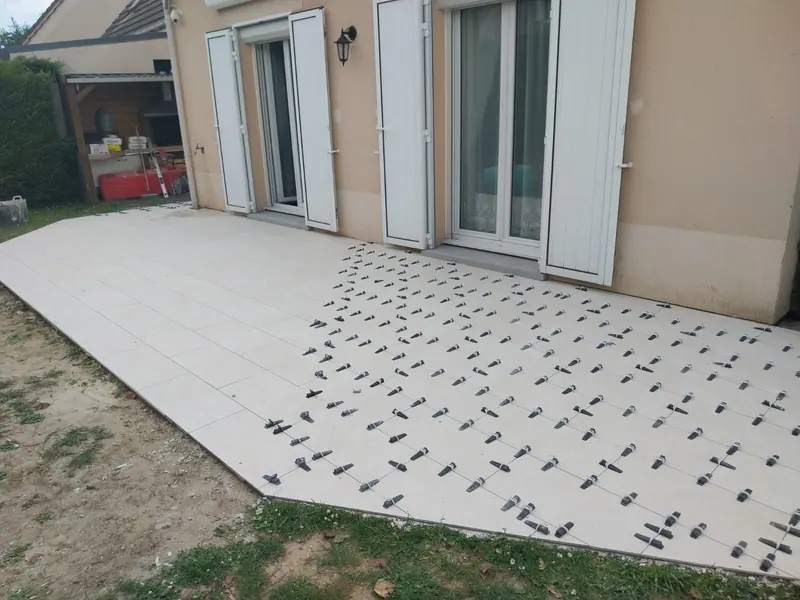 Pose du carrelage de la terrasse (Mur de clôture et terrasse, Saint-Brice-sous-Forêt)