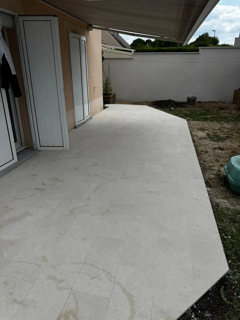 La terrasse terminée (Mur de clôture et terrasse, Saint-Brice-sous-Forêt)