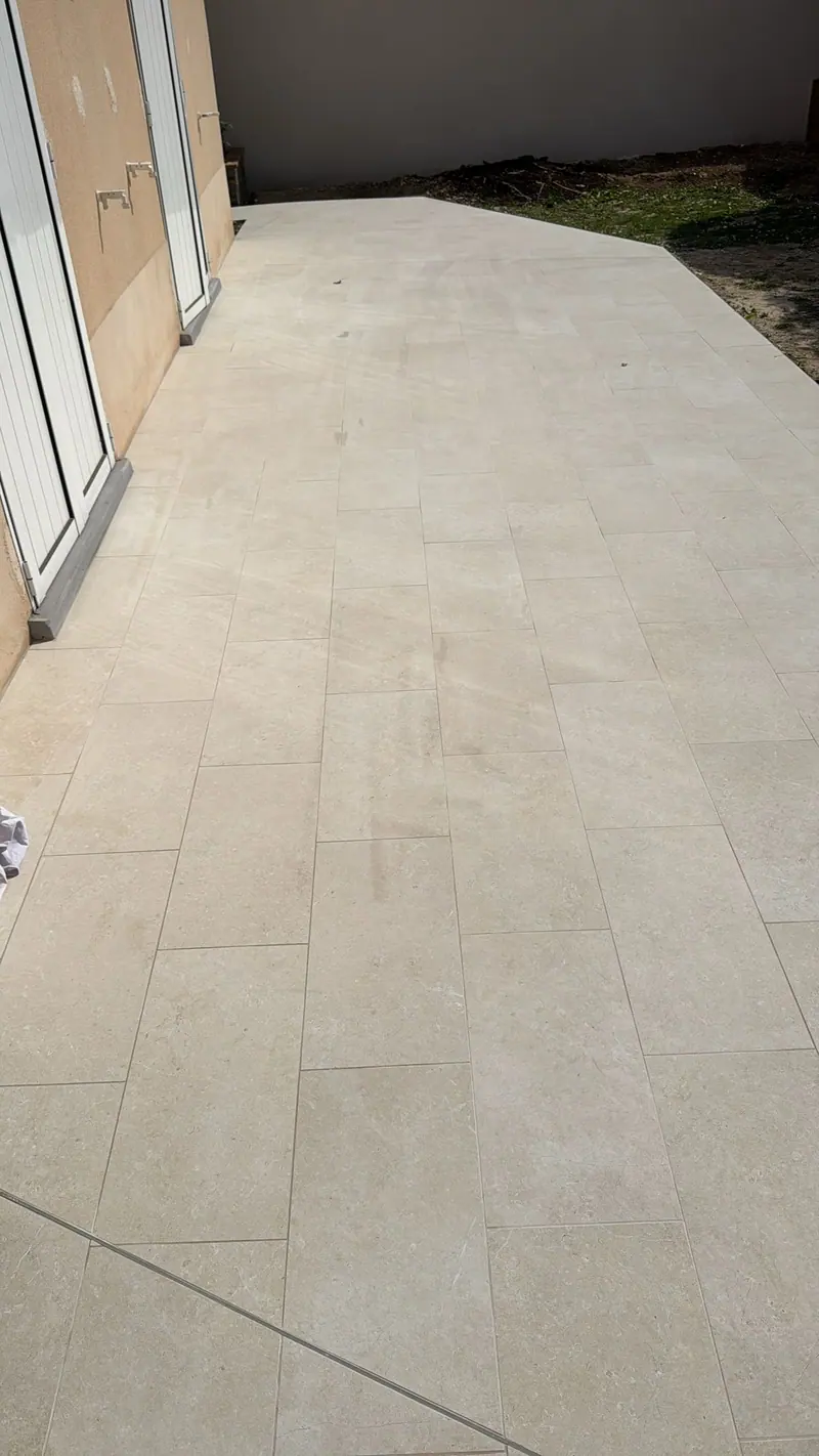 Le carrelage grand format (Mur de clôture et terrasse, Saint-Brice-sous-Forêt)