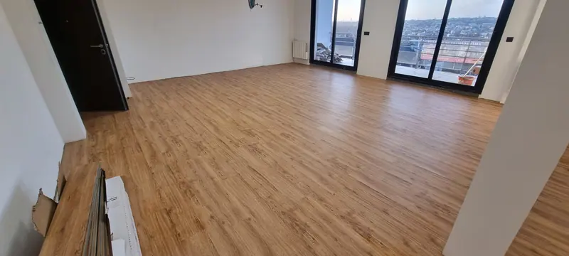Le parquet jusqu’aux baies vitrées (Plateau de bureaux)