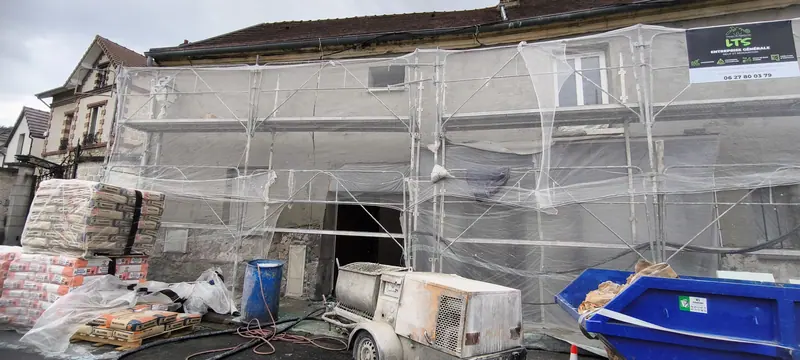 Façade bâchée pendant les travaux (Façade d’une boulangerie, Frépillon)
