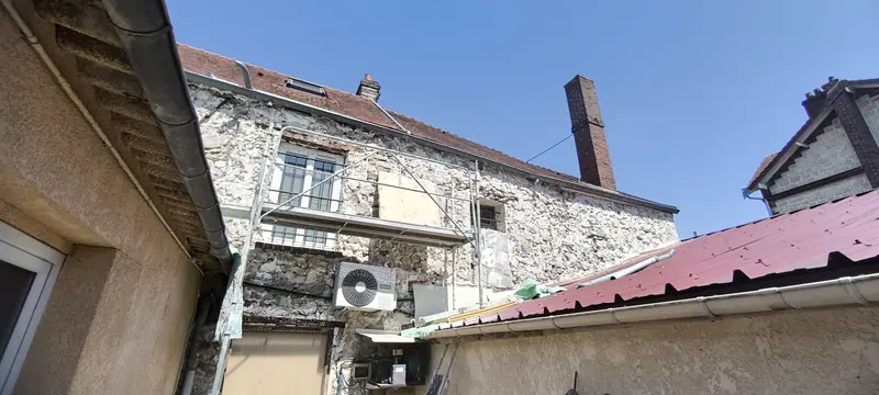 Échafaudage côté cour (Façade d’une boulangerie, Frépillon)