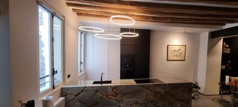 Cuisine avec îlot en pierre réalisée par LTS à Paris