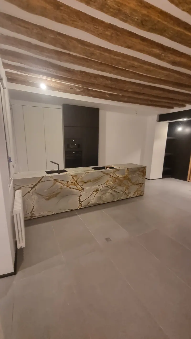 Cuisine et poutres apparentes (Rénovation complète d’un appartement, Paris, rue Saint-Denis)
