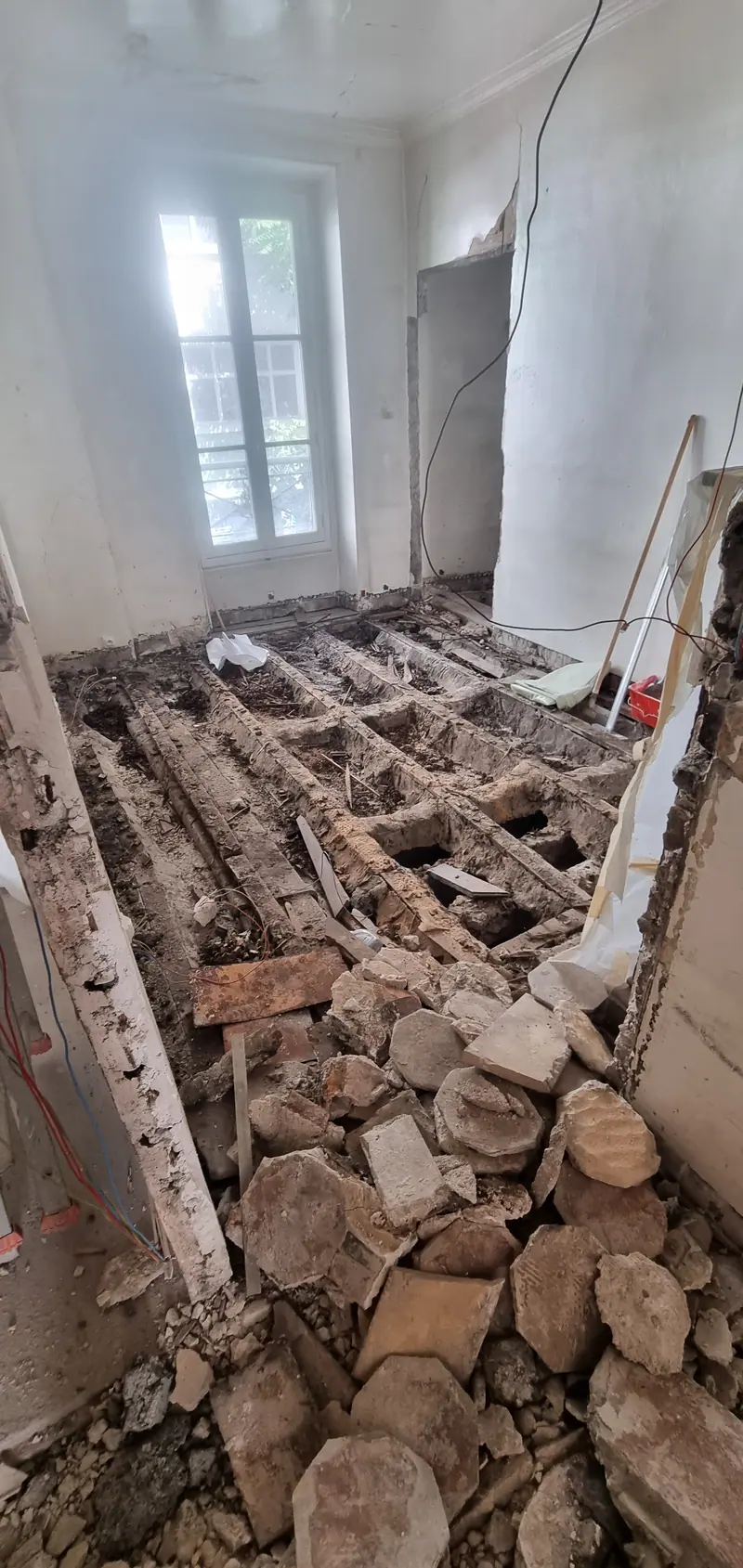 Les sols démolis jusqu’aux solives (Rénovation complète d’un appartement, Paris)