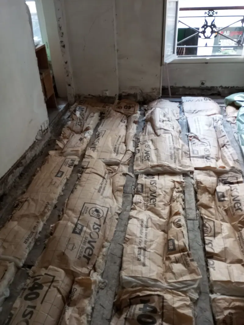 L’isolation entre les solives (Rénovation complète d’un appartement, Paris)