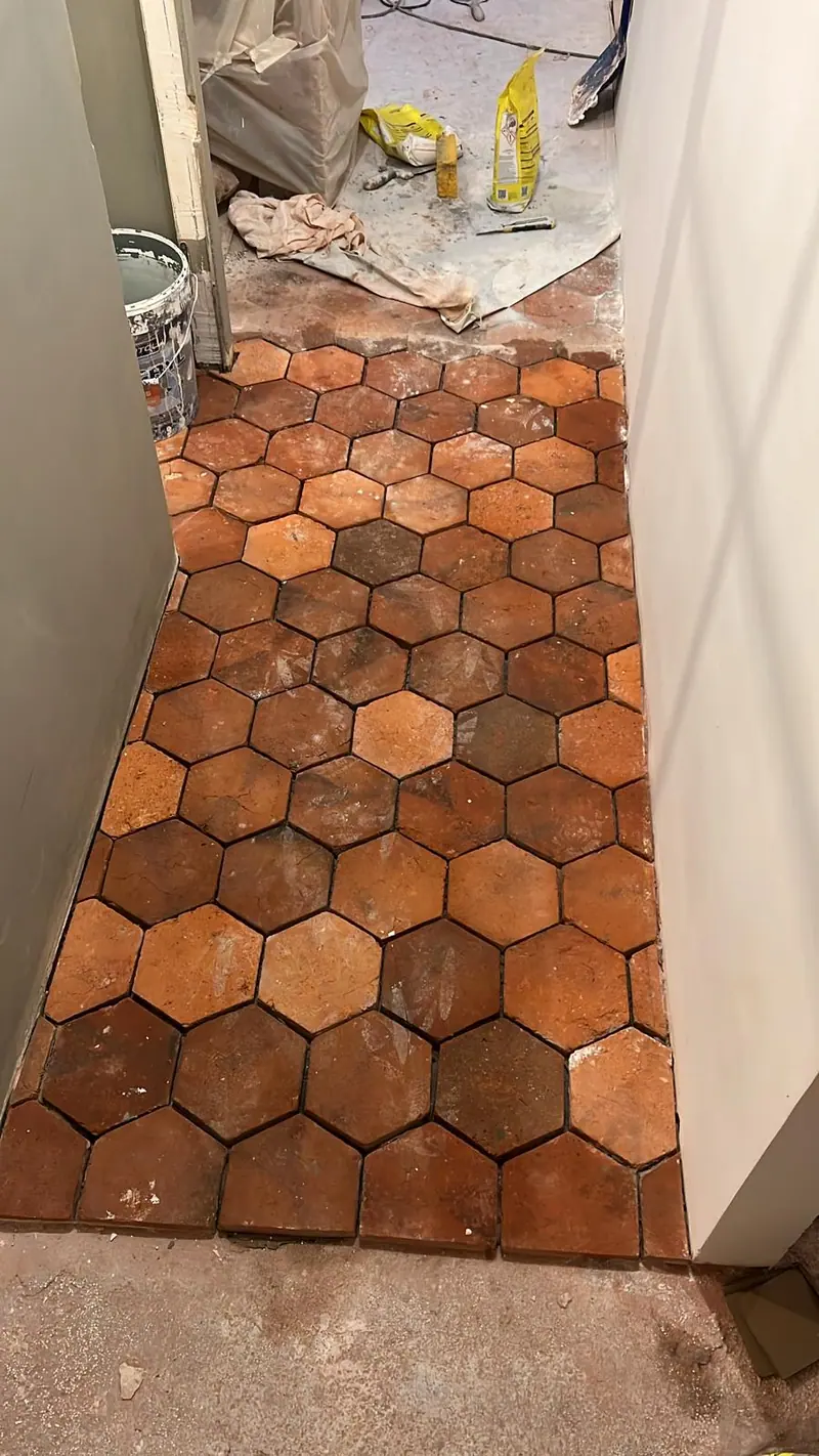 Les carreaux hexagonaux en terre cuite (Rénovation complète d’un appartement, Paris)