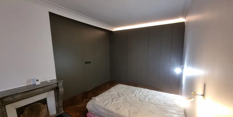 La chambre et son bandeau lumineux (Rénovation complète d’un appartement, Paris)