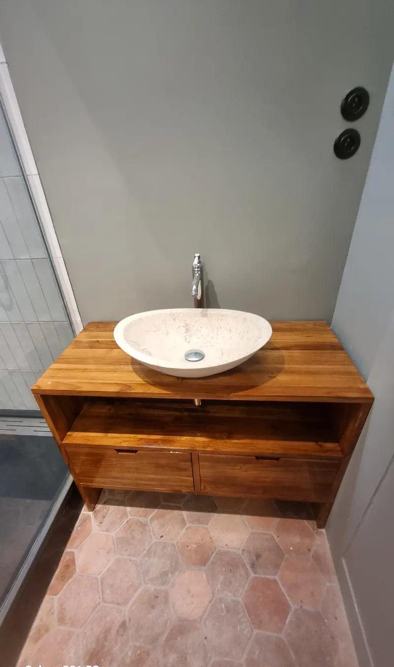 Vasque à poser sur meuble en bois (Rénovation complète d’un appartement, Paris)
