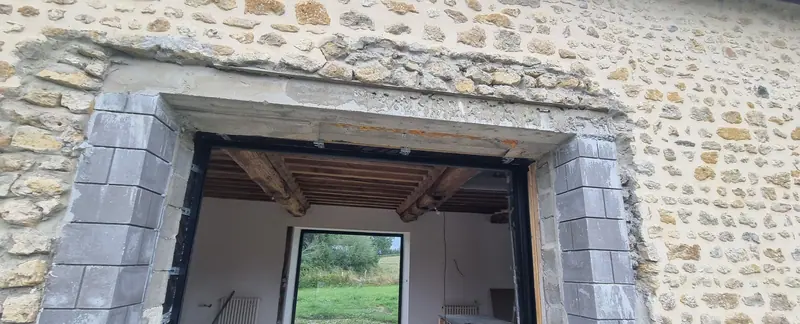 Une baie ouverte dans le mur de pierre (Rénovation d’une maison en pierre, Perche)