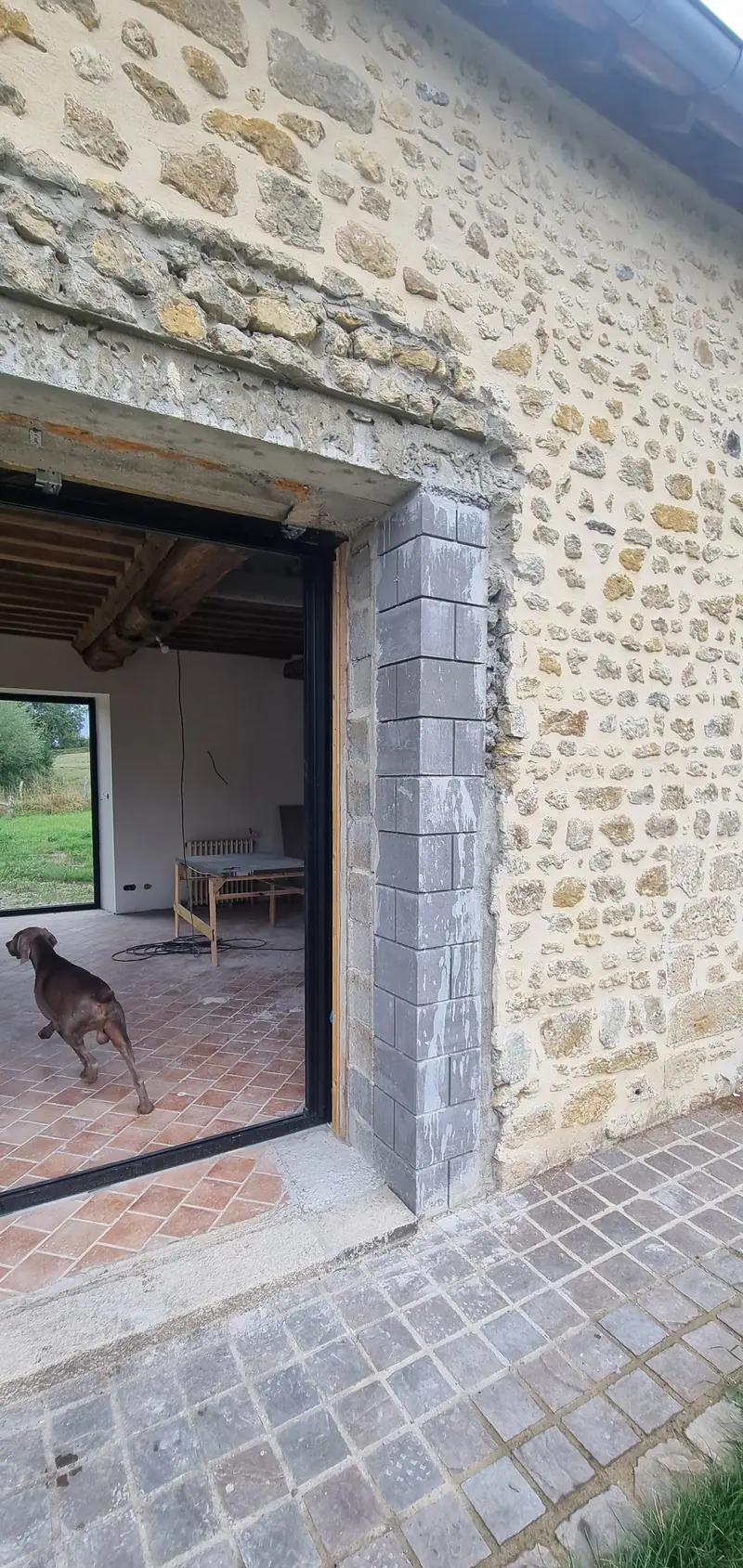 L’encadrement de la nouvelle ouverture (Rénovation d’une maison en pierre, Perche)