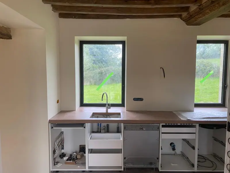 La cuisine sous les fenêtres (Rénovation d’une maison en pierre, Perche)